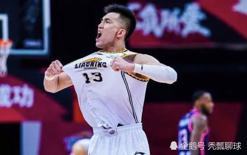 在她丈夫面前